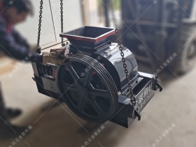2PGC400X250小型雙齒輥花季黄版下载安装發往安徽蚌埠破碎玻璃