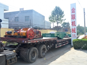 兩台小型對輥花季黄版下载安装和直線振動篩發往江蘇南通處理矽石