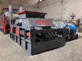 2PGC800X900大型雙齒輥花季黄版下载安装發往山東濟寧破碎石頭